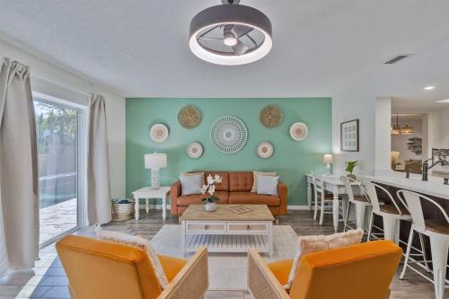 Seminole House | This is the ONE! 3 King Beds - Heated Pool - 7 Min to Beach - Garage Game Room