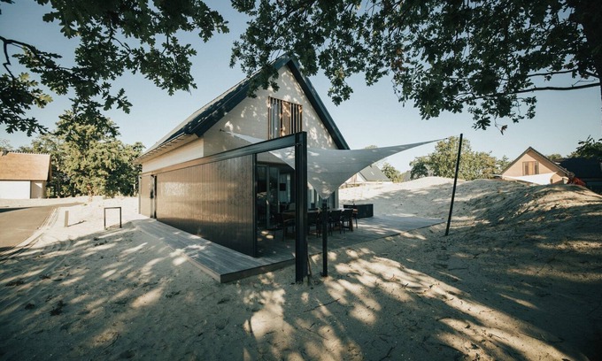Ouddorp Resort | This luxury vacation home for 10 persons provides a special indoor-outdoor feeling.