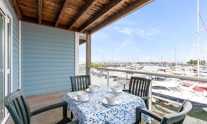 Municipality of Hellevoetsluis Apartment | This nice 4-pers. corner-apartment on the 1st floor with unique harbor view near the beach.