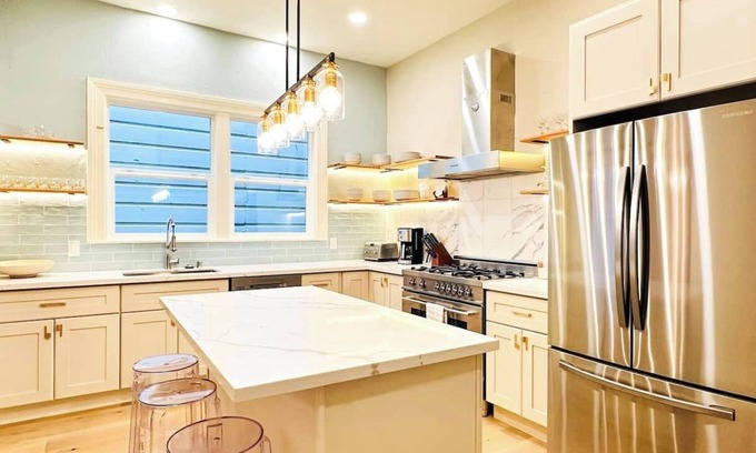 Duboce Triangle Apartment | This other is a 5 bedroom(s), 2 bathrooms, located in San Francisco, CA.