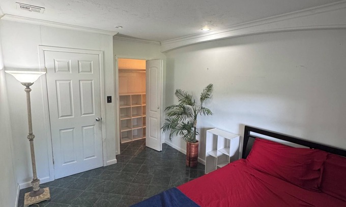 Orlando House | This quite retreat in the heart of Orlando. Located on a peaceful one lane road.