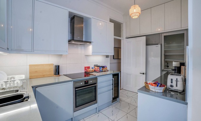Westminster Apartment | This spacious 4-bedroom, 2-bathroom apartment accommodates up to 12 guests, making it perfect for large families or groups. Located in Westminster’s Evelyn Mansions with lift access, it’s just a short walk from Victoria Station and Buckingham Palace.