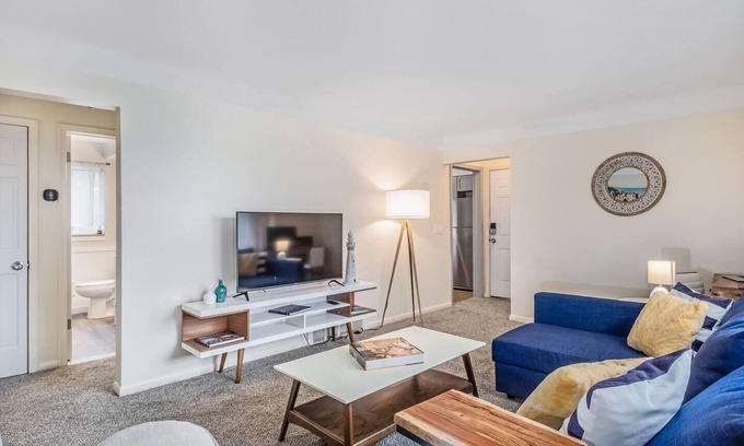 Jefferson Chalmers Apartment | This spacious upper level apartment has been fully updated for your comfort and enjoyment