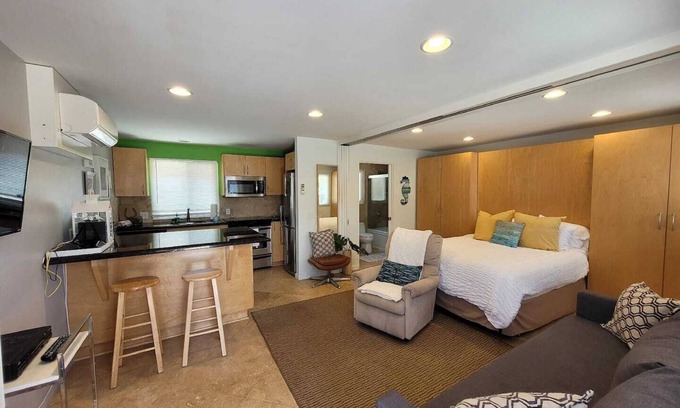 South Mission Beach Apartment | This studio is a 0 bedroom(s), 1 bathrooms, located in San Diego, CA.