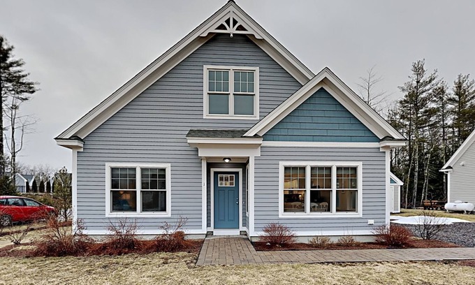 Arundel Cottage | This sunny cottage close to beaches is perfect for your vacation.