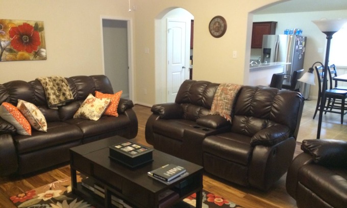 Heaker House | This Super bowl property is only 10 minutes from NRG stadium!