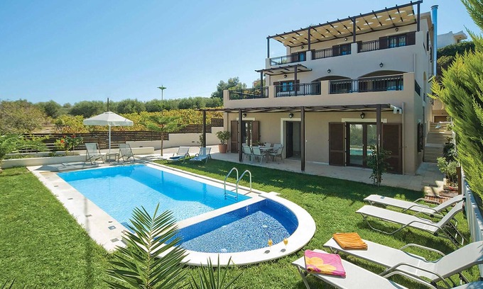 Pigianos Kampos House | This tastefully styled property is set in a great location, just behind the main resort of Pigi and