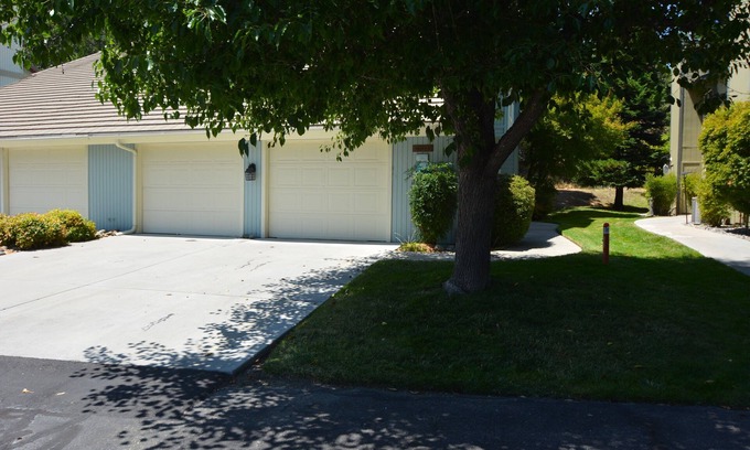 Bass Lake House | This townhouse is a 3 bedroom(s), 3 bathrooms, located in Bass Lake, CA.