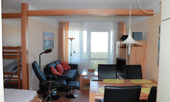 Holm Apartment | This west-facing apartment with 40 m&sup2; of living space is located on the 5th floor of Haus Eckernförde. A large cupboard bed and a bunk bed in the separate bedroom offer space for a maximum of 4 people. The fitted kitchen is completely.