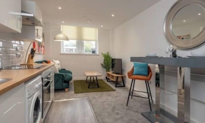 Wakefield Apartment | Thornhill House by Guestz