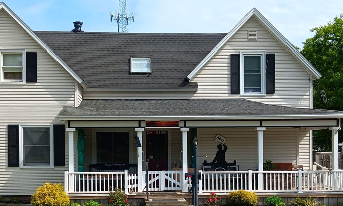 Alexandria Bay House | Thousand Islands "FUN" -easy 5 minutes walk to Downtown & Uncle Sam Boat Tours-