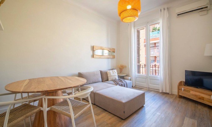 Esquerra de l'Eixample Apartment | Three Bedroom Apartment Calle Diputació YouStylish