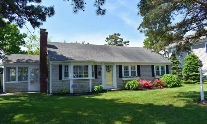 West Dennis House | Three bedroom home sleeping 6 in Wrinkle Point!