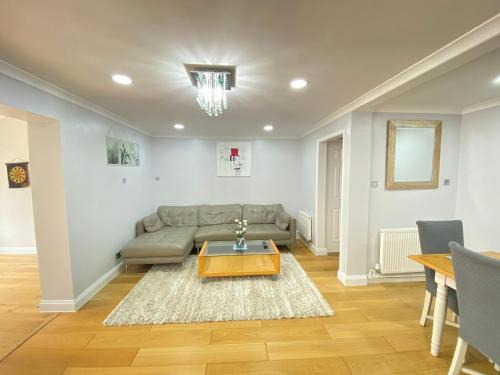 Windsor Apartment | Three bedrooms house in Windsor