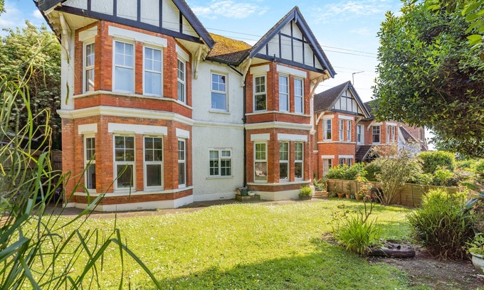 Bexhill-on-Sea Apartment | Three Bees - Two Bedroom Apartment, Sleeps 4