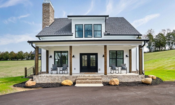 Sevierville House | Three king bedrooms with pool table and hot tub!