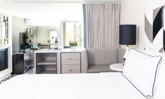 Norma Triangle Hotel | Three Luxurious Suites Close to Madame Tussauds Hollywood! Heated Pool, Balcony!