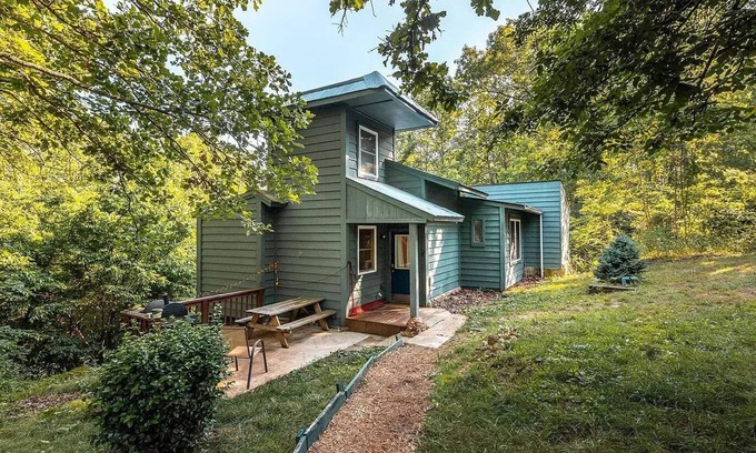 Steelville Cabin | Three Rivers Retreat in Steelville, MO. 2 Bedroom Cabin on 20 Acres