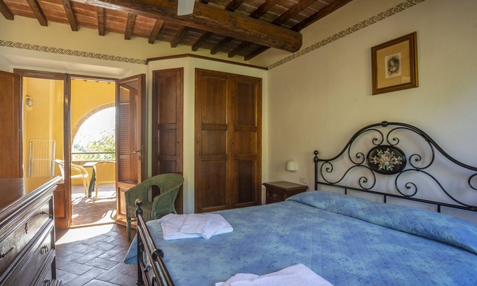 Montespertoli Apartment | Three-room apartment agriturismoTenuta Moriano with pool, panoramic view