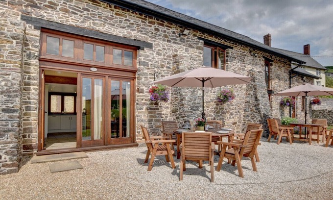 Tiverton House | Threshing Barn - Three Bedroom House, Sleeps 6