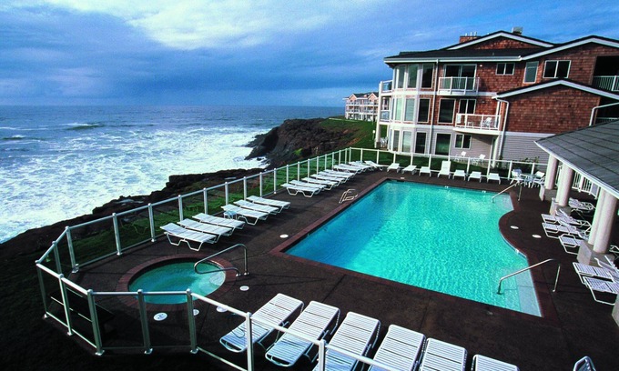 Depoe Bay Resort | Tidal pools and “spouting horns” to explore !