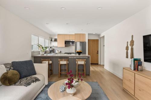 El Porto Apartment | Tide House - Unit B - Modern Seaside 1BD w Parking