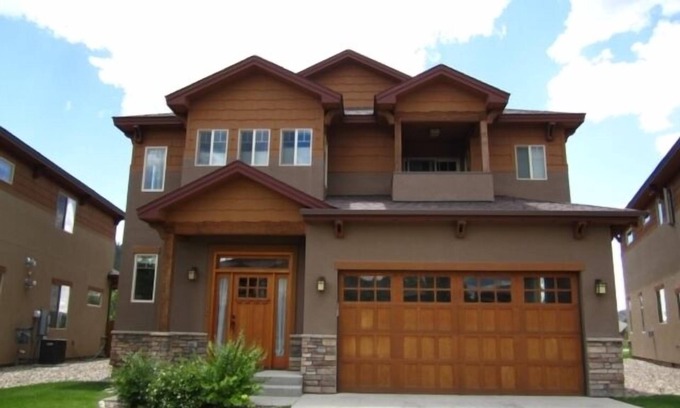Durango House | Tierra Verde - Beautiful home in upscale area just minutes from Downtown Durango and across from Hillcrest Golf Course. 3 bedrooms & 2 1/2 baths, sleeps 8 people. Great mountain & golf course views!