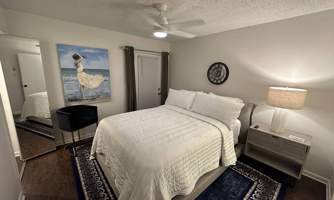 Highlands - Perkins Condo | Tigerland - Walking Distance to LSU