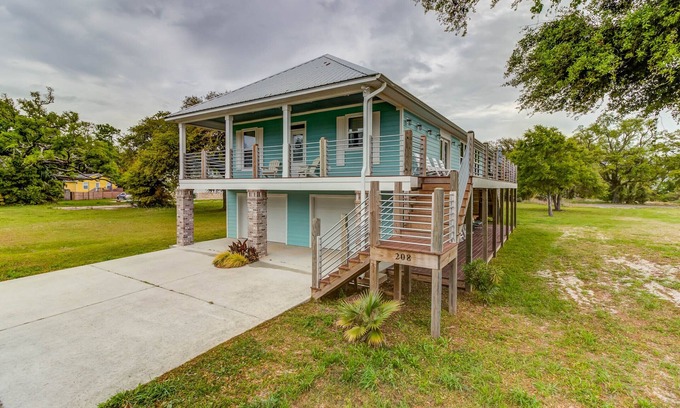 Mississippi City House | TIKI BAR, Steps to the Beach, Large Yard and Gulf Views - your Coastal escape!