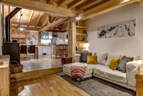 Les Bossons Ski Chalet | Tiki Lodge - hot tub & sauna