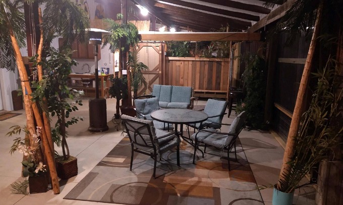 Kinsman House | Tiki Room 1 BR near pymatuning lake