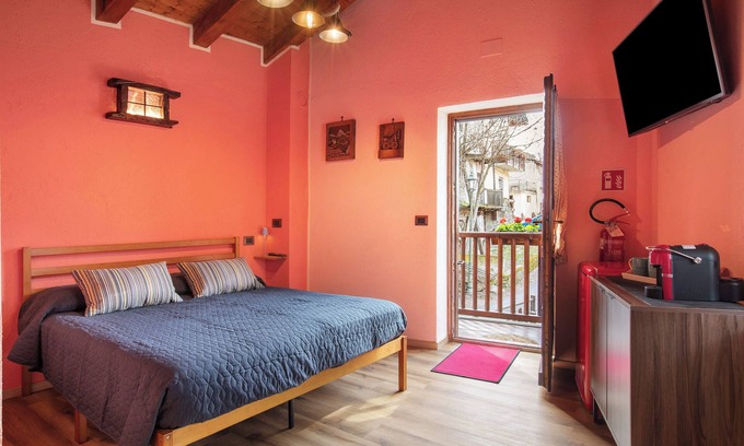 Fenis Apartment | 'Tillier' Room with Mountain View, Balcony and Wi-Fi