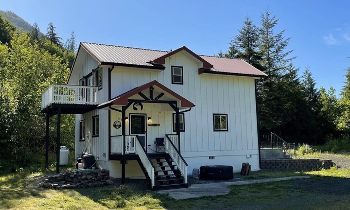 Lewis County Cabin | Tilton River Retreat | Riverside, Hot tub, Starlink