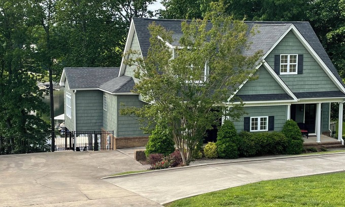 Winchester Cottage | Tim's Ford Lake Home. Private Boat Dock with Jet Ski Port & 2 Kayaks
