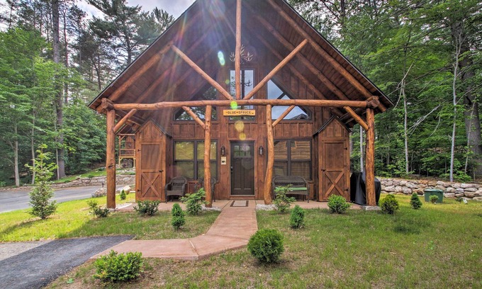 North Conway Cottage | Timber Home: Walk to Slopes & N Conway Shops!