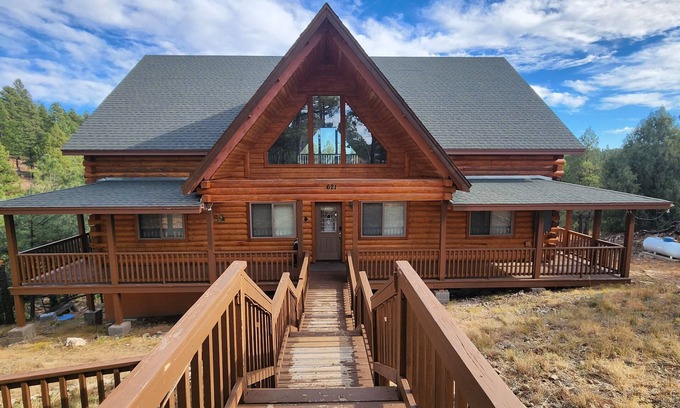 Happy Jack Cabin | Timber Lodge Retreat- family-friendly, enjoy 4 acres of privacy in the pines!