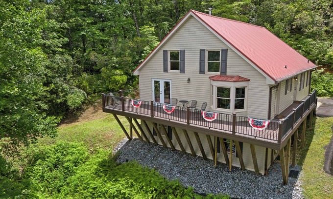 Hiawassee House | Timber Ridge Retreat - by Chatuge Home Concierge Serene Mountain Retreat with Stunning Year-Round Views | Gated Community