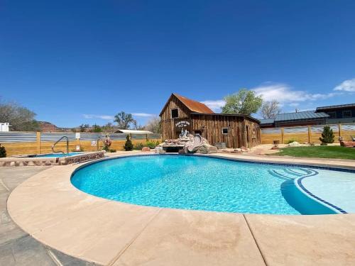 Kanab House | Timber & Tin B 1Bed 1Bath w Pool & Rooftop Deck