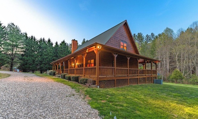 Suches Cabin | *Timber & Tin* Family Retreat~Creek~Arcade~Hot Tub