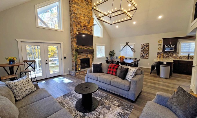 Albrightsville House | Timber Top Terrace - Lux 6 BR w/Hot Tub