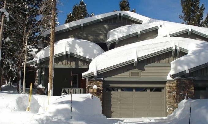 Mammoth Lakes House | Timbers Pet-Friendly Luxury Townhouse on the 18th hole