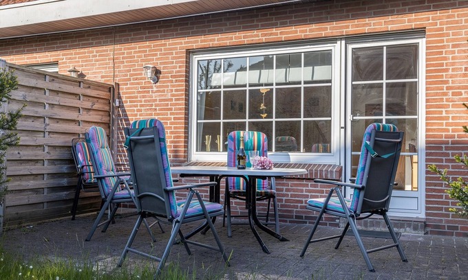 Harlesiel House | Time unwind: The townhouse is located behind the dike and has for d