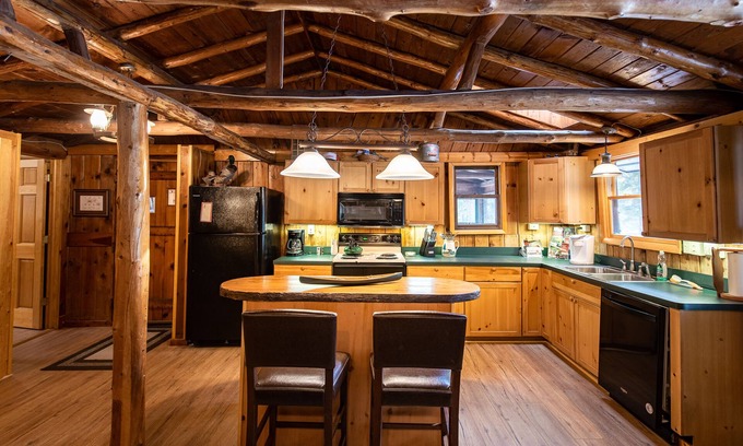 Grayling Cabin | ♣ Timeless Charm 3BDR Whirlpool River Lodge