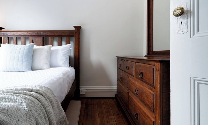 Launceston CBD Apartment | Timeless Treasure: Near the City Centre & WiFi