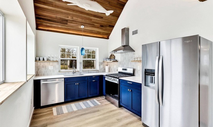 South Yarmouth Cottage | TinkerTown #6 Luxury Cottage: 2 Bedroom 2+Baths quick walk to beaches and bar