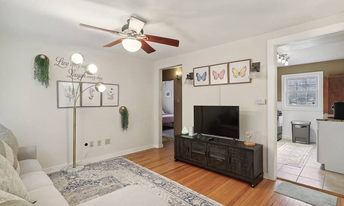 Champaign House | Tiny and cozy home in the heart of Champaign. Free Parking and Pet Friendly!