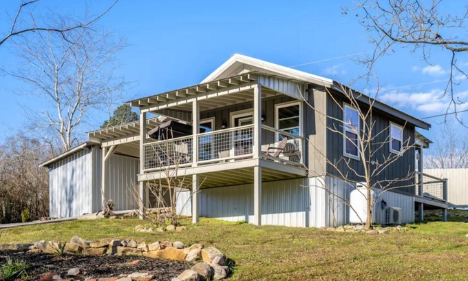 Trenton Cabin | Tiny Cabin Escape - Mountain Views, 30 Min Downtown Chattanooga, Dog Friendly - Cloudland Canyon