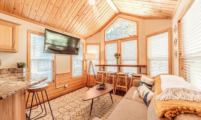 Woodland Park Apartment | Tiny Haven Spacious Feel, BBQ & Peak Views
