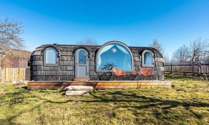 Hirschfeld House | Tiny Home 'Stall Und Sterne - Kleiner Wagen' with Mountain View, Private Terrace and Wi-Fi