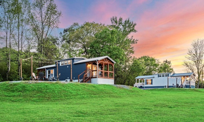 Guntersville Cottage | Tiny House Cabin w/Private Firepit + Boat Parking Mins to Boat Ramps